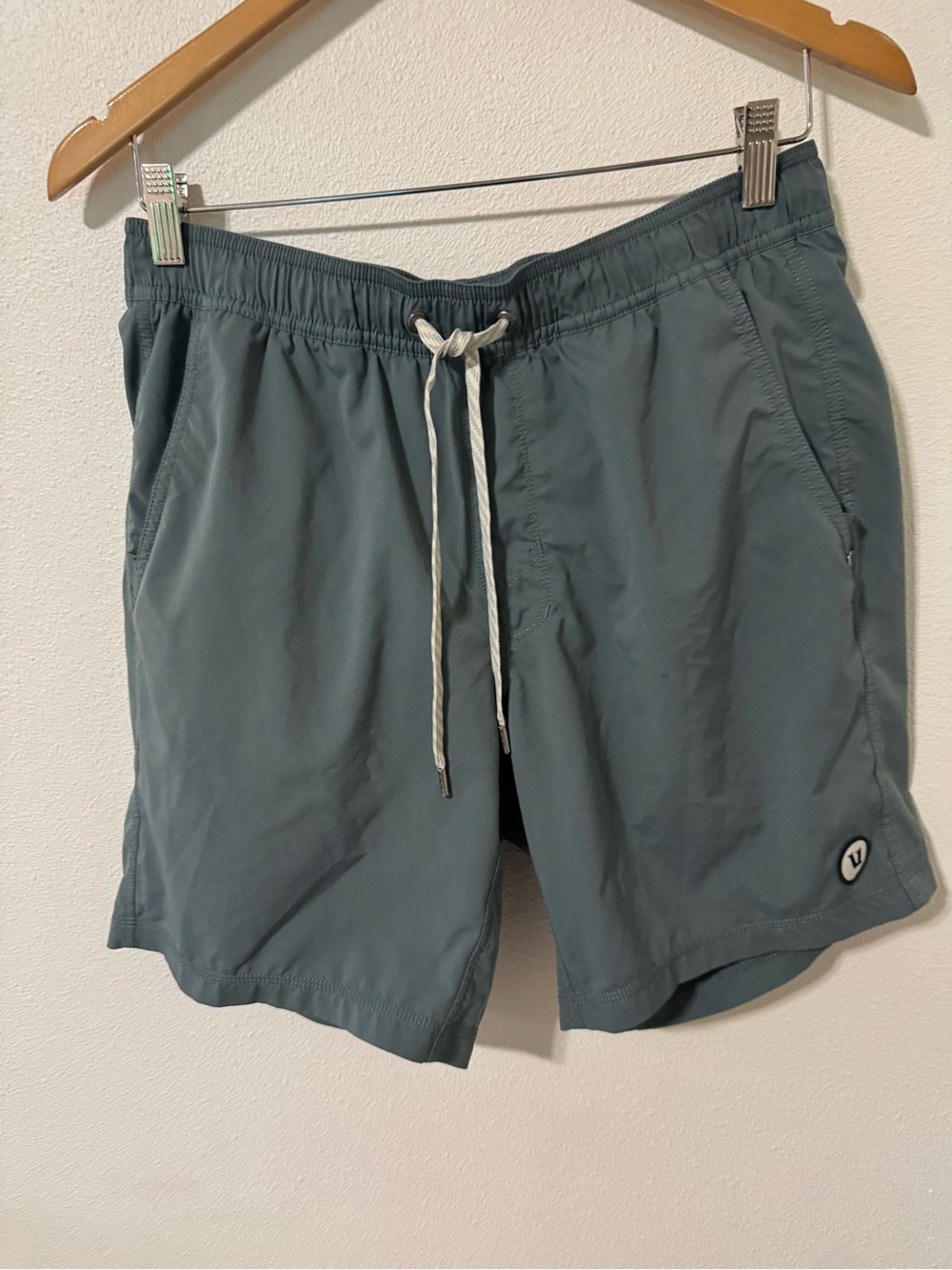 Vuori Kore 7” Shorts Green Gray Lined Athleisure Workout Gym-Medium